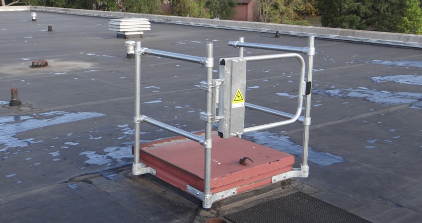 Roof railing for hatch on a flat roof
