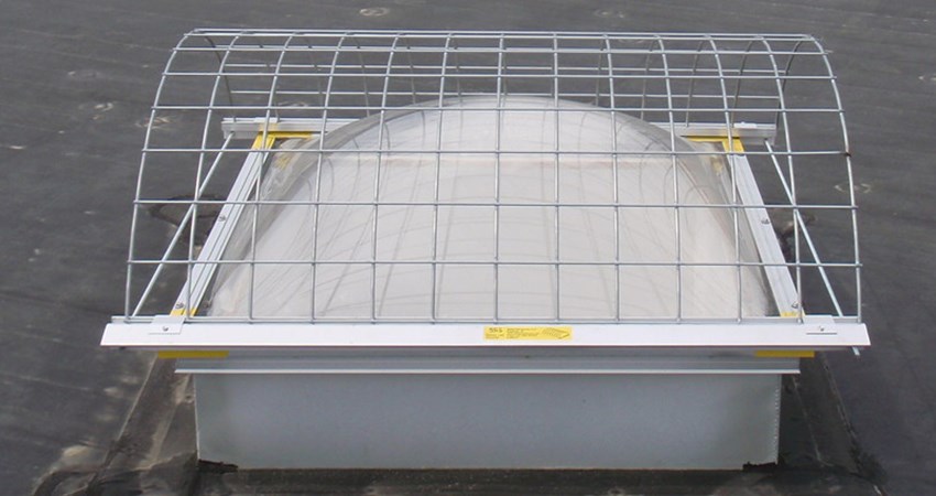 Non-pentrating curb-style skylight screen covers