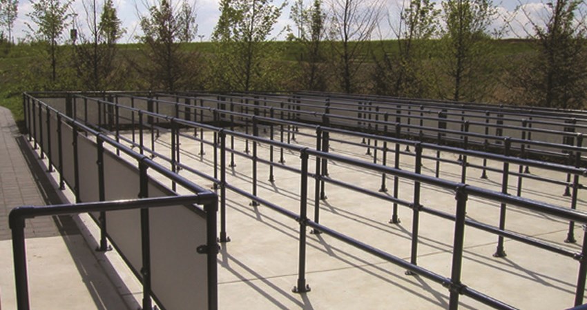 Kee Klamp railing for building queues at amusement parks